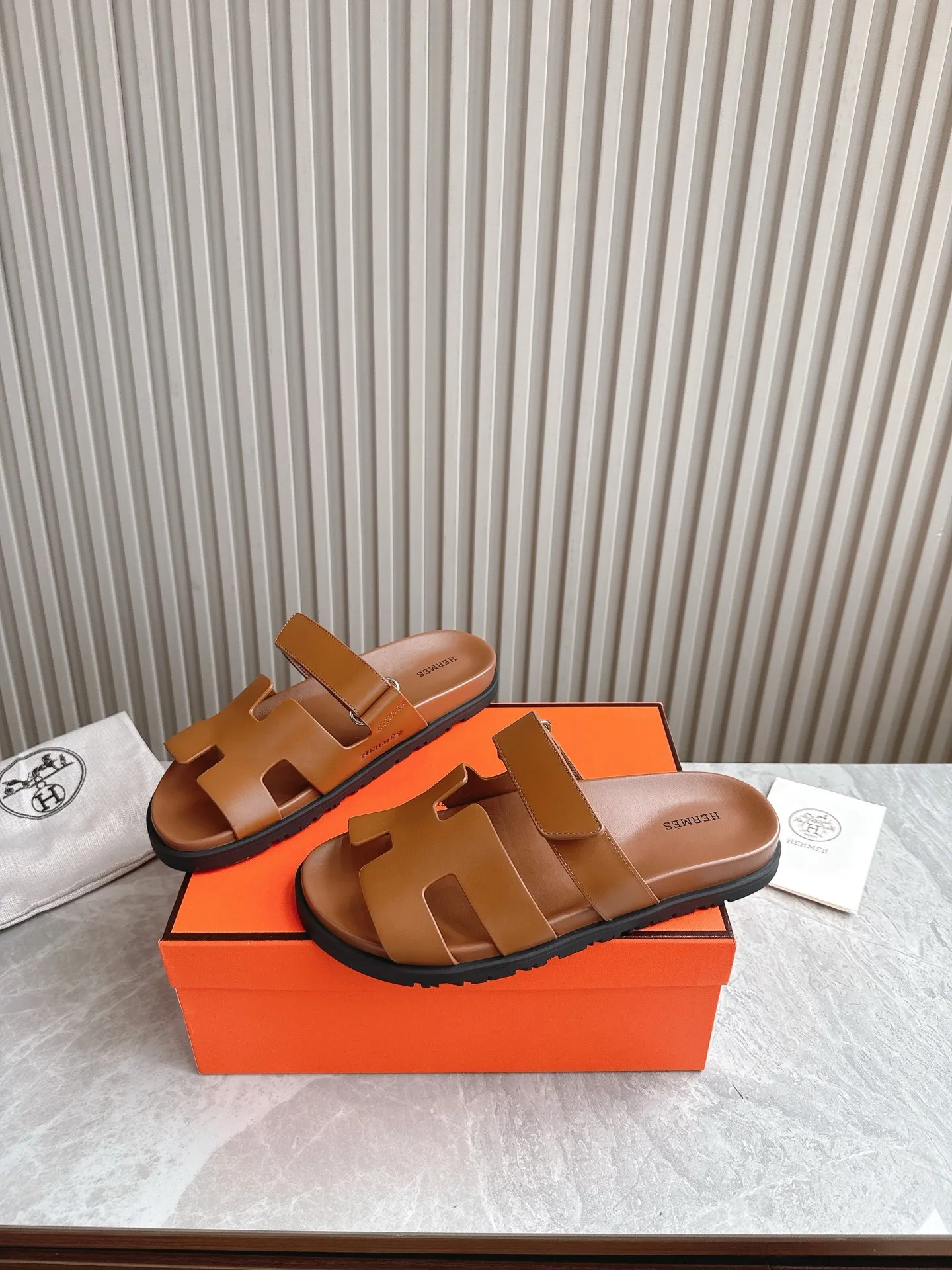p480🐮🐮Couple model (top version) H family 2024 spring and summer new style HERMES Hermes' recently popular couple model pig nose angle sandals and slippers, paired with various colorful socks, popular. Upper: imported original deerskin (the genuine leather edging is not ordinary super migration). Lining: imported genuine leather. Outsole: Tpu non-slip and wear-resistant outsole. Size: Female 35-42 (40/42 non-returnable and non-exchangeable) Male size: 39-45 (45 non-refundable and non-exchangeable)